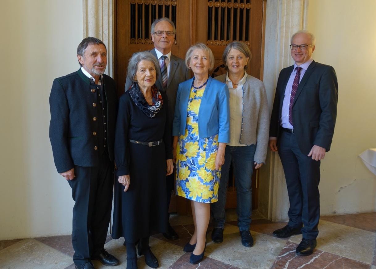  v.links : Hubert Hofmann, Edeltraut Wagner, Wolfgang Schickinger, Anneliese Schickinger, Bezirksvizepräsidentin Barbara Holzmann, 2. Bürgermeister Siegfried Zengerle