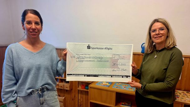 Susanne Huber li. übergibt an unsere Mitarbeiterin Sandra Spieß